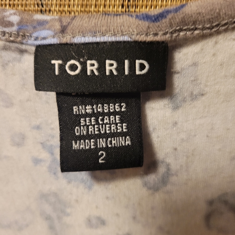 Torrid Size 2 Top 🦋 - Picture 3 of 4